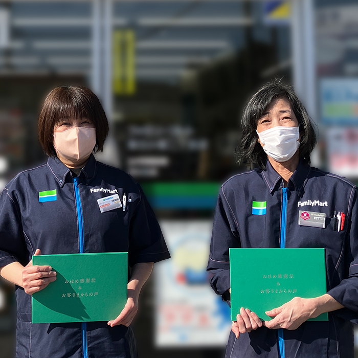 感謝状を持ったストアスタッフの写真