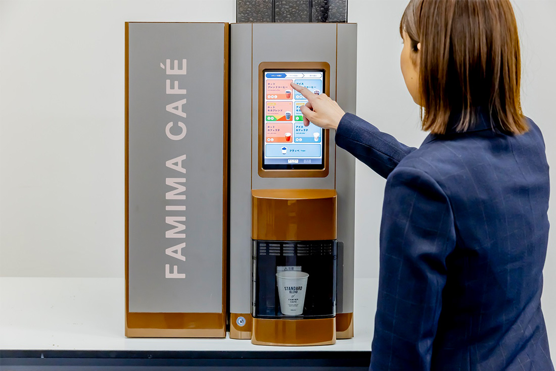 新型コーヒーマシンを操作する人の画像