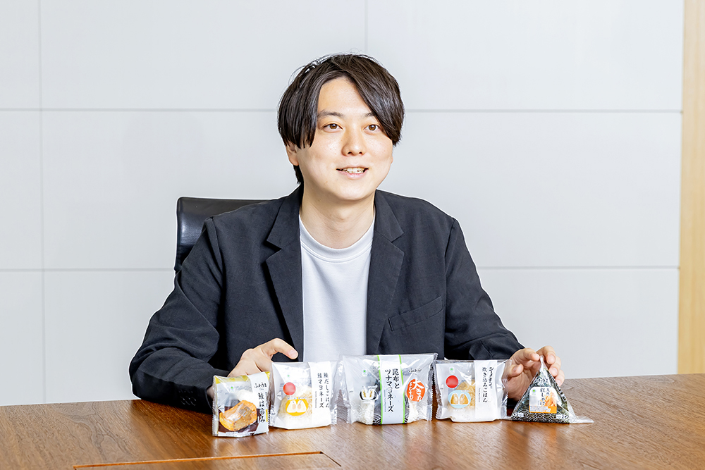 インタビューに応じる河野さんの写真