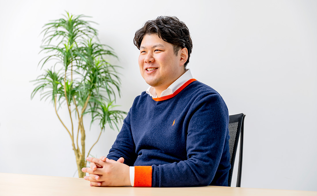 インタビューに応じる早川さんの写真