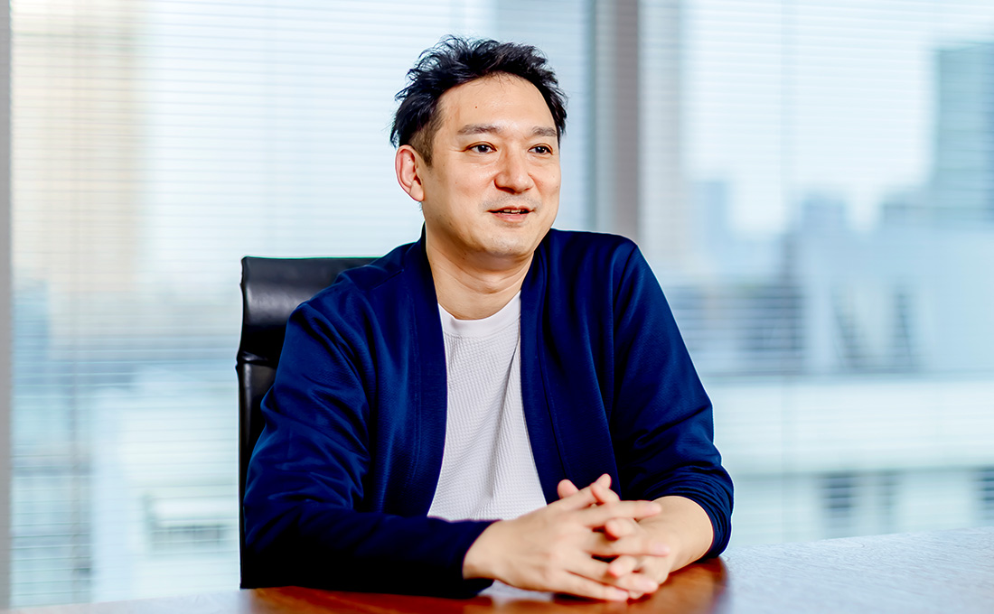 インタビューに応じる山崎さんの写真