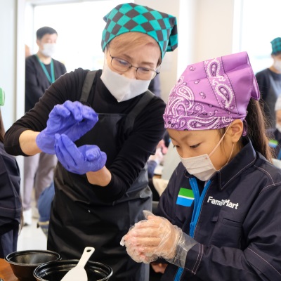 老舗「おにぎり ぼんご」店主直伝の技を全国へ ファミマこども食堂「親子おむすび教室」実施規模を拡大！～福島県を皮切りに全国5か所で順次開催～
