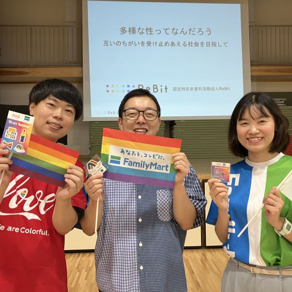 【開催報告】コカ･コーラ ボトラーズジャパン・ReBitとの 3団体協働による中学校出前授業を実施 ～生徒の想いがこもった作品を店舗に掲出！学校での学びを「地域へ届ける」取り組み～ 